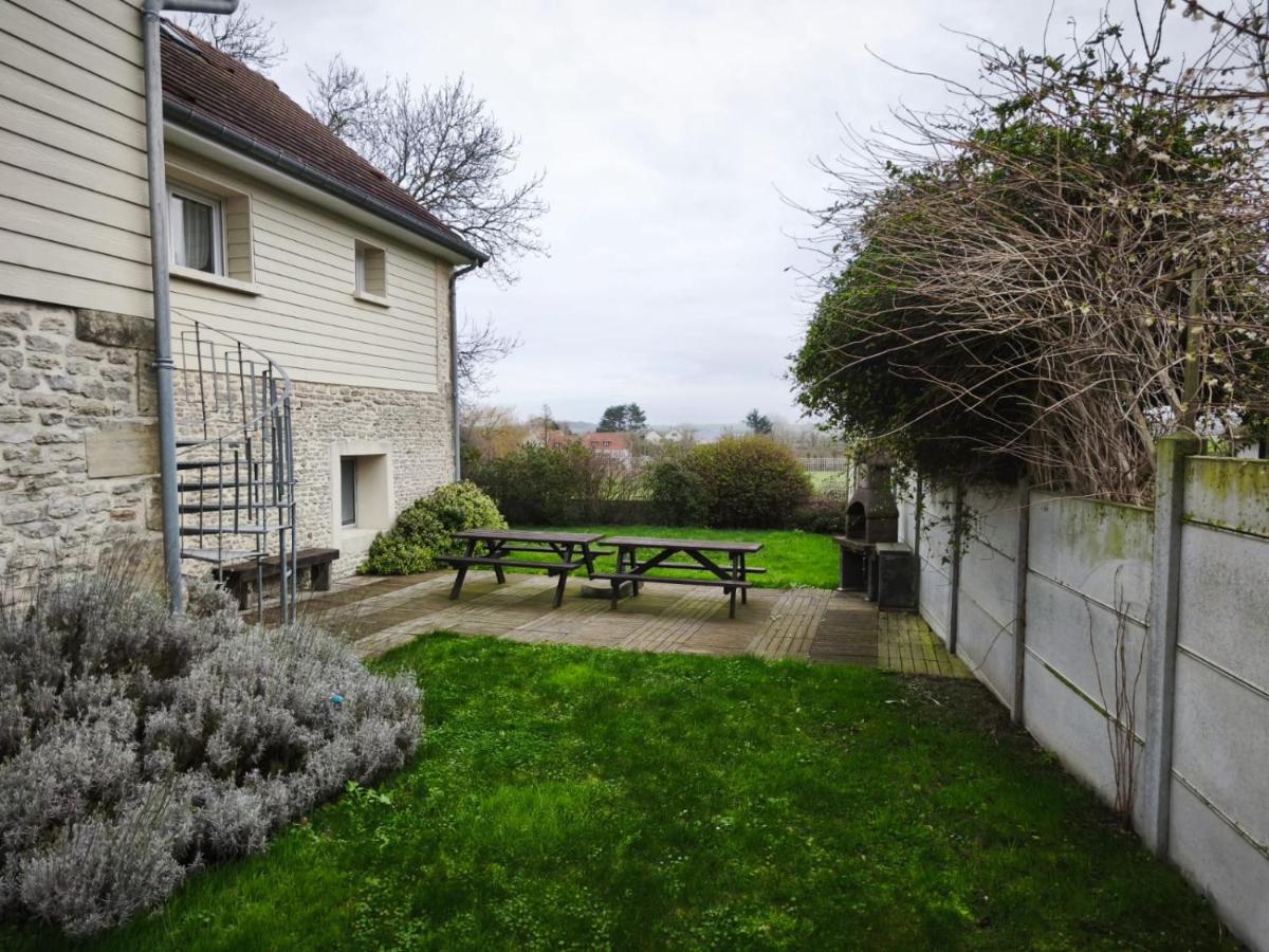 Ecume maison vue dégagée sur mer, spacieuse lumineuse 3 chambres, 2 salle d'eau, 2 WC à 1km de la plage et commerces, plages du débarquement, parking privatif, terrasse, jardin clos, table de ping pong aux beaux jours, près de Bayeux - Chambres d'hôtes Saint-Côme-de-Fresné