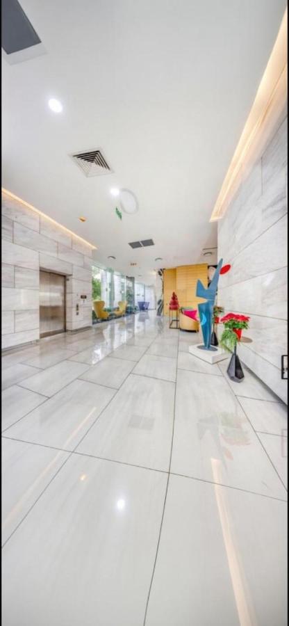 Luxury 2BR Embassy Towers Apartment and Spa 5 min walk to Sandton City - Chambres d'hôtes Johannesbourg