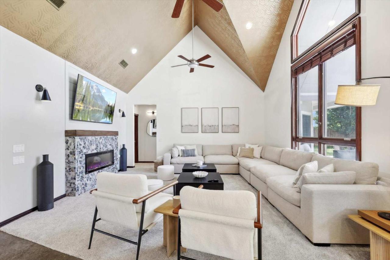 The Perfect Holiday Getaway 5BR 4BA with Pool and Hot Tub - Chambres d'hôtes Ponder