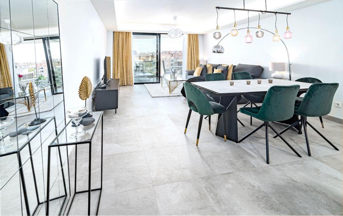 INF4.5P- modern 3 bed city apartment next to beach - B&B Estepona