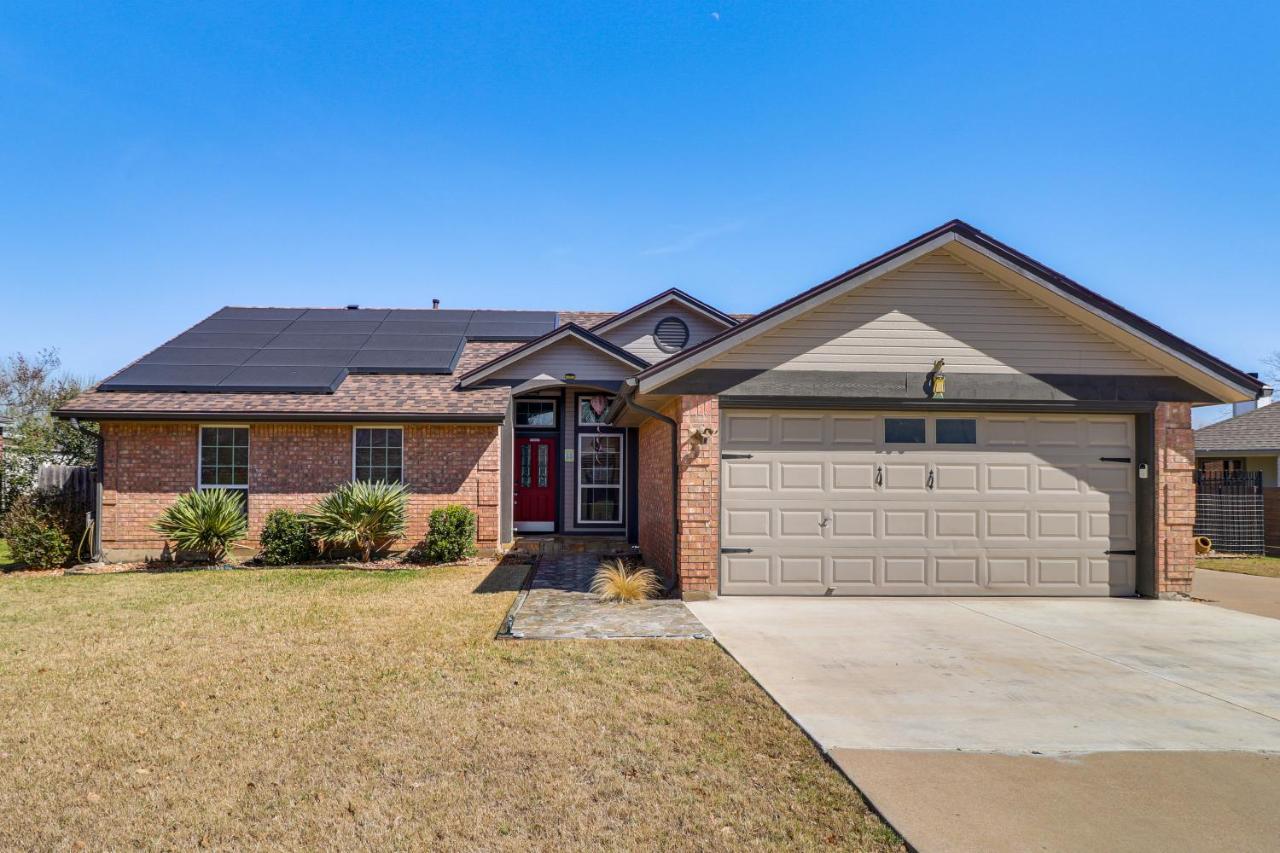 Hot Tub, Pool, and Fire Pit! Solar-Powered Hutto Gem - B&B Hutto