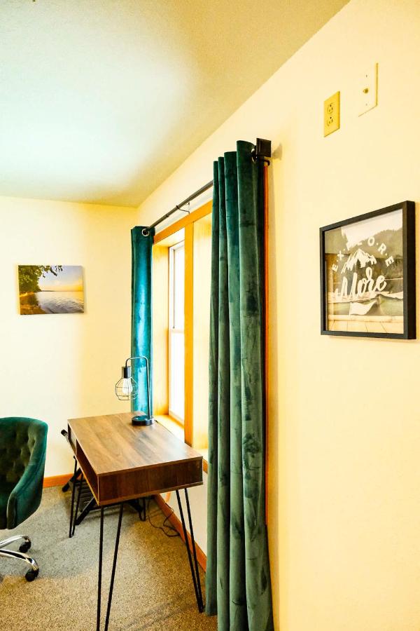 Downtown Green Room at Villages on Aurora - B&B Ironwood