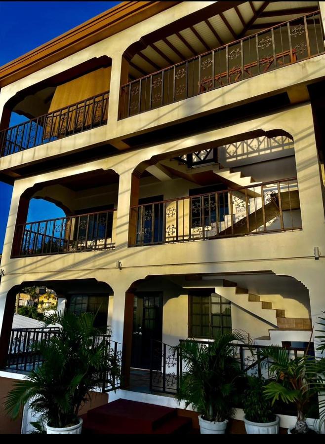 Ahra Suites First Floor with ocean view - B&B Kingstown