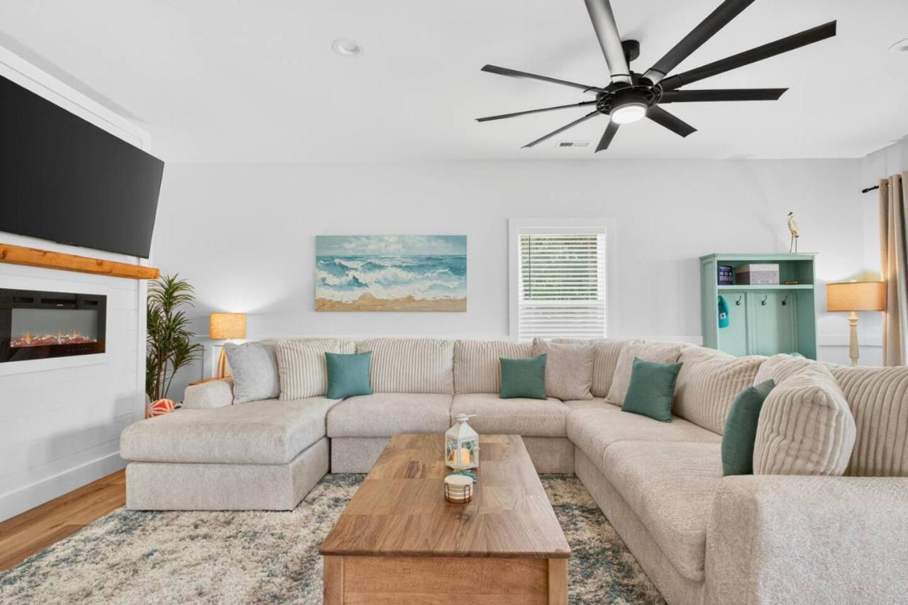 New Lux House Walk to Beach Private Suite! - B&B Oak Island