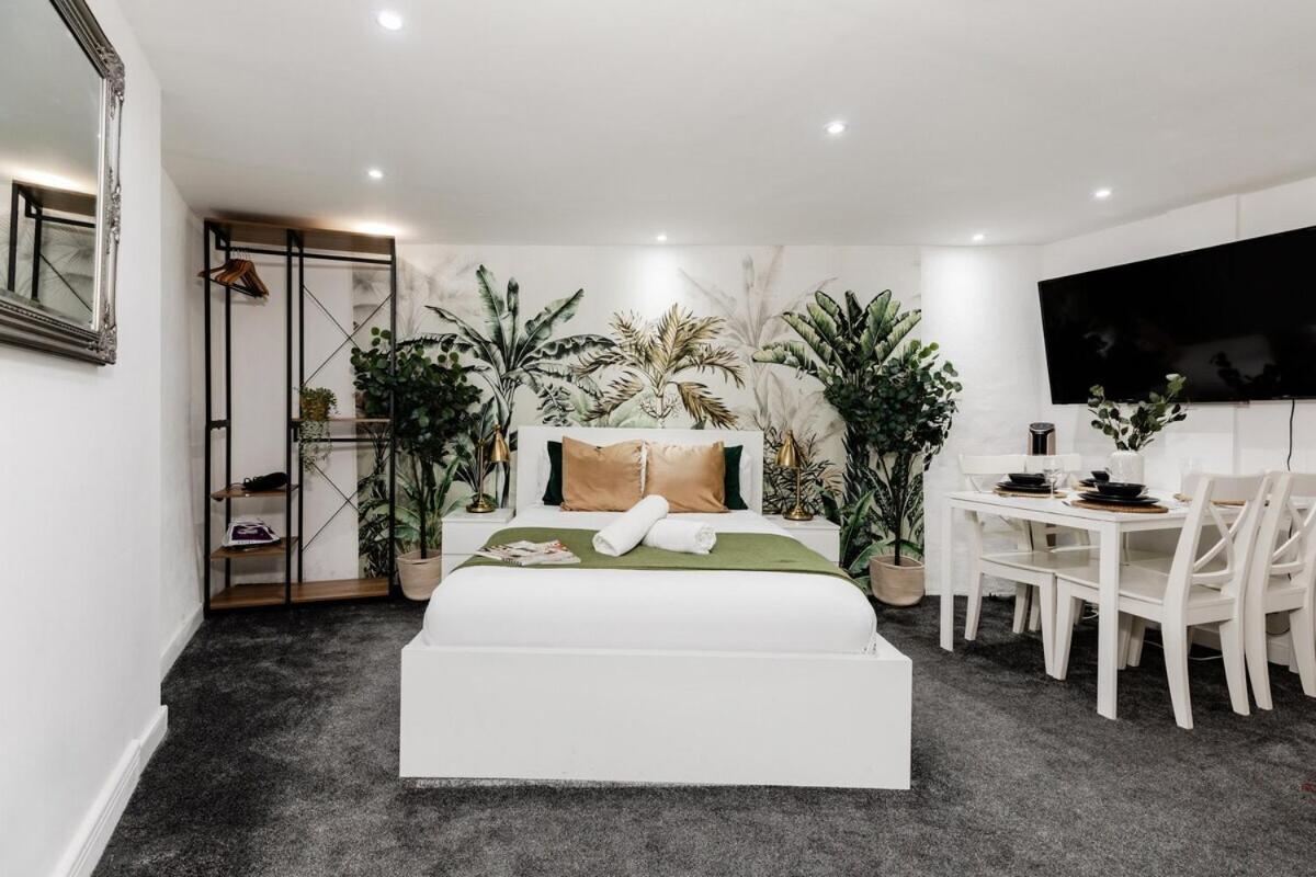 WINDOWLESS & Lower ground Studio Regents St. - B&B London