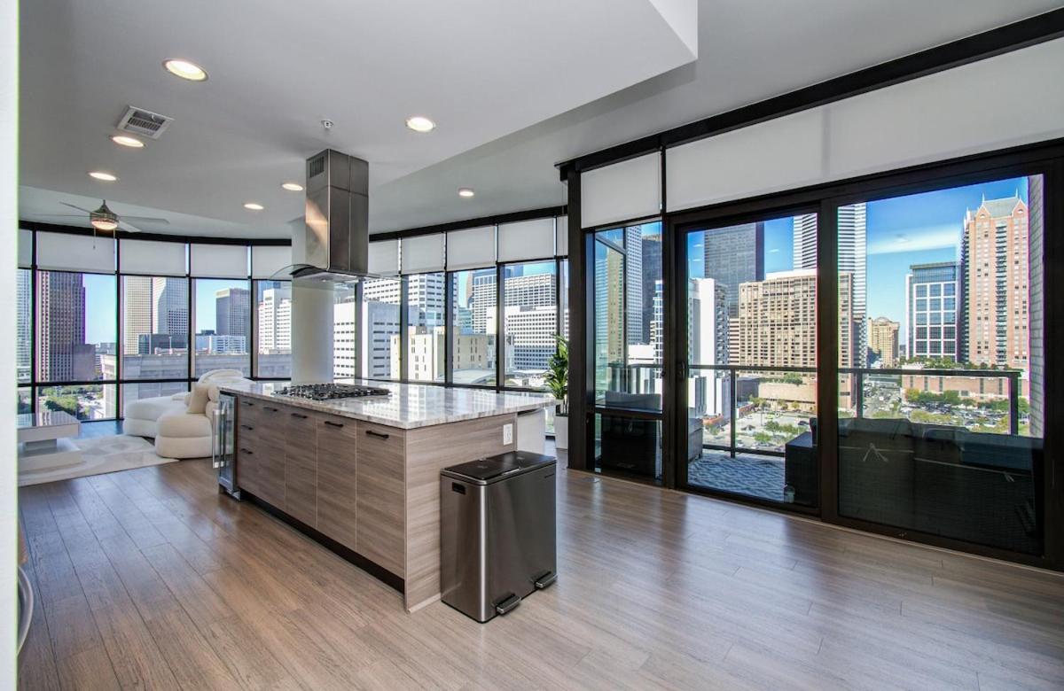 Downtown Luxury High-Rise with Panoramic Views - B&B Houston