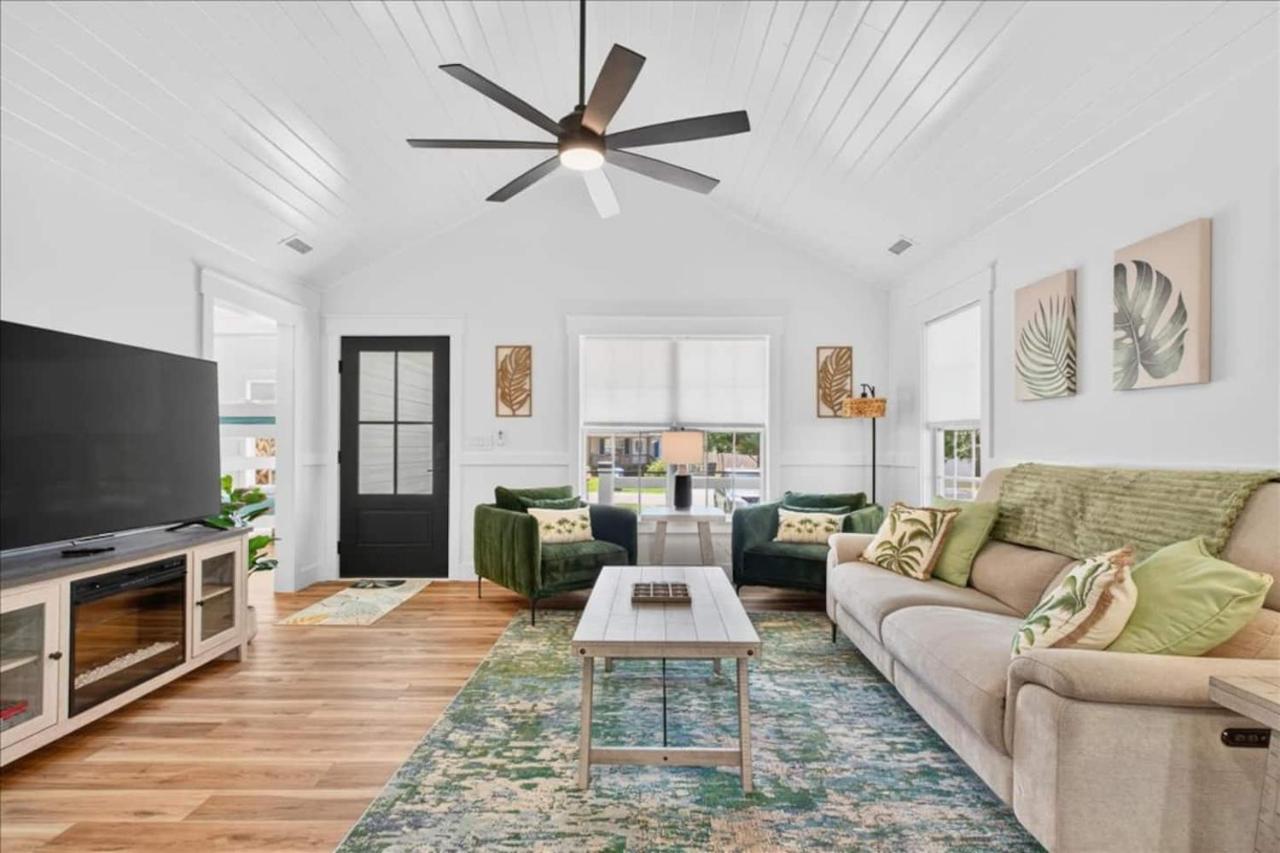 Oak Island Lux Cottage Fenced Yard & Heated Pool - B&B Oak Island