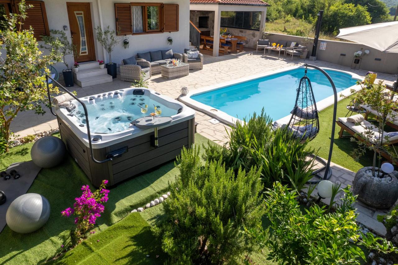 Villa Ivona with swimming pool and jacuzzi - B&B Ošlje