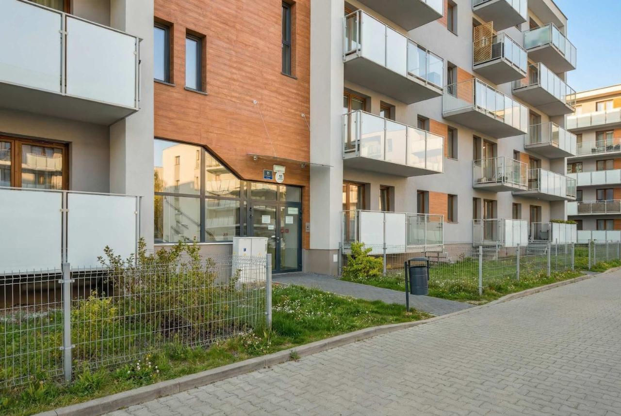 Beige and Green Two Bedroom Apartment in Poznań with Parking and Bathtub by Noclegi Renters - Chambres d'hôtes Poznan