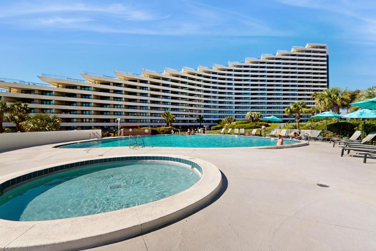 Gulf-view resort condo with pools hot tubs balcony WiFi W&D & AC - Bed and Breakfast Destin