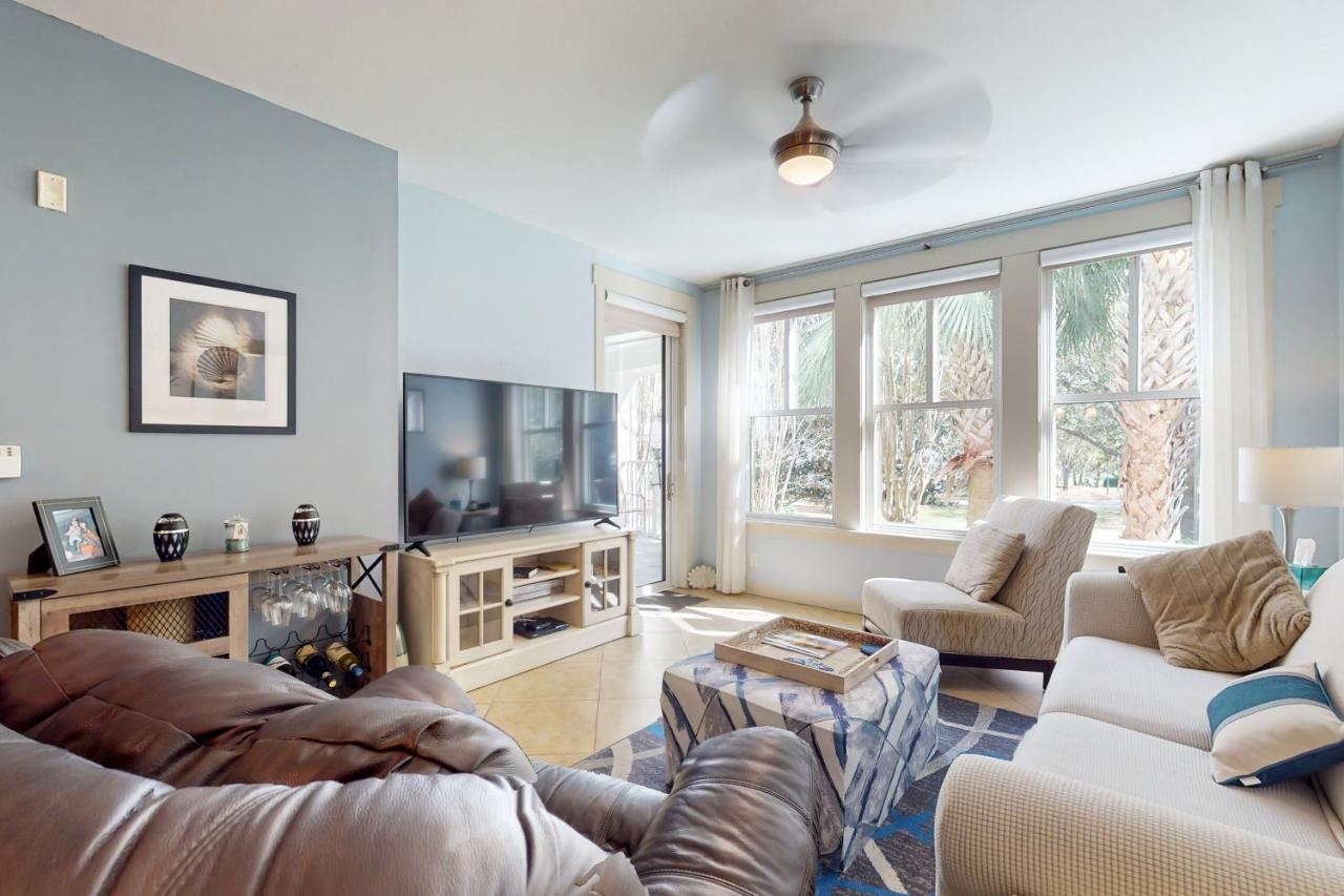 2nd-floor resort condo with balcony on-site pool golf tennis & beach access - B&B Destin