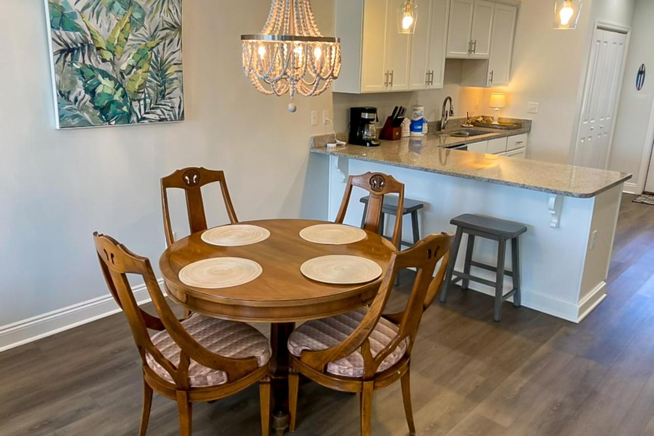 Stylish ocean-area home with generous space and short walk to the beach - Ferienwohnung Mexico Beach