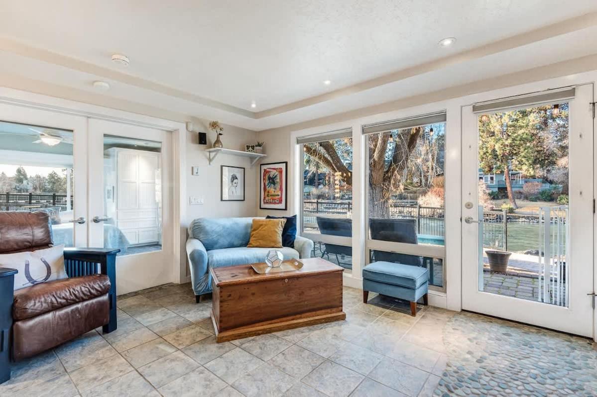 Riverfront Cottage - Steam Room & Pet Friendly - Bed and Breakfast Bend