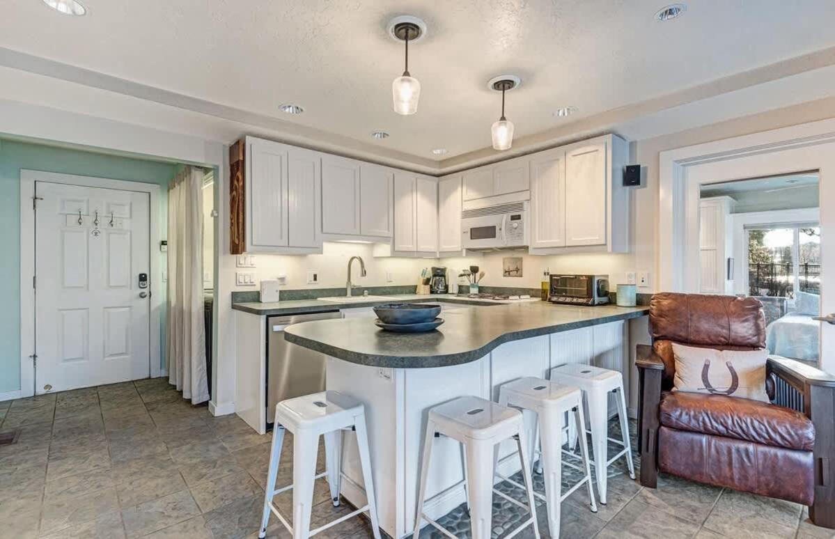 Riverfront Cottage - Steam Room & Pet Friendly - Bed and Breakfast Bend