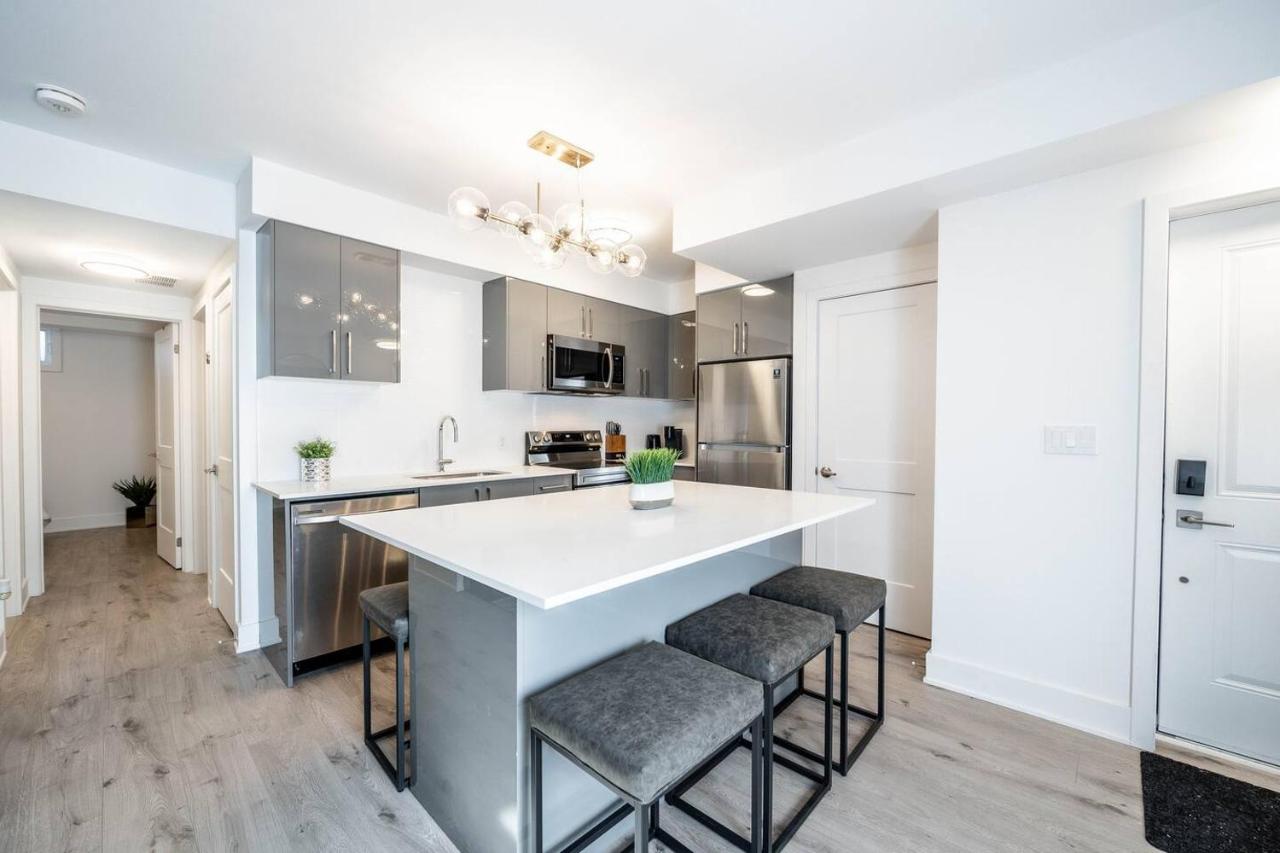 Chic townhome, free parking, kitchen seats 6 - B&B Niagara Falls