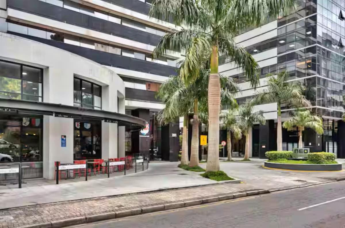 Apto 1405 com Piscina e Academia 2 Quartos Ar Condicionado no Centro Cívico com Garagem - B&B Curitiba