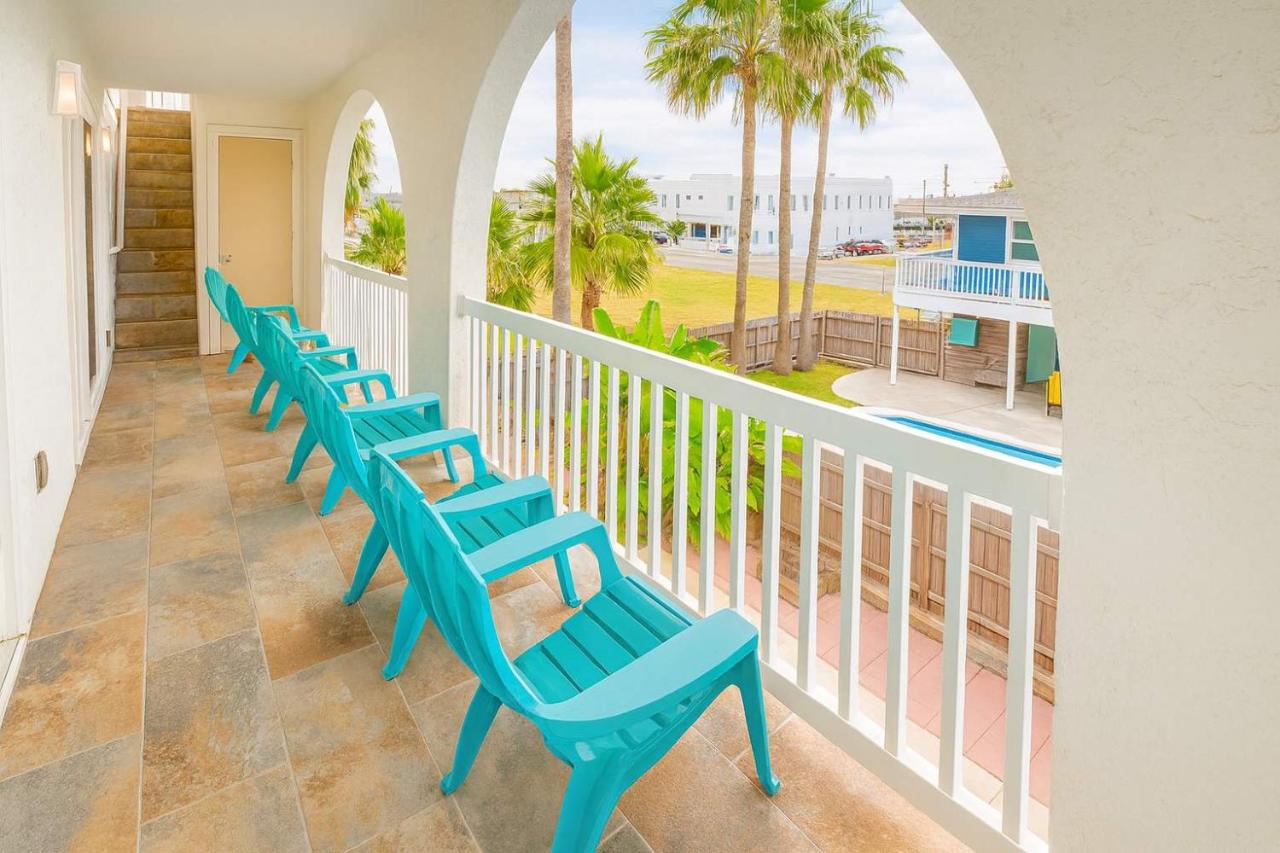 Fun Retro Island Vibe Sleeps 17 Beach 1 block - Chambres d'hôtes South Padre Island