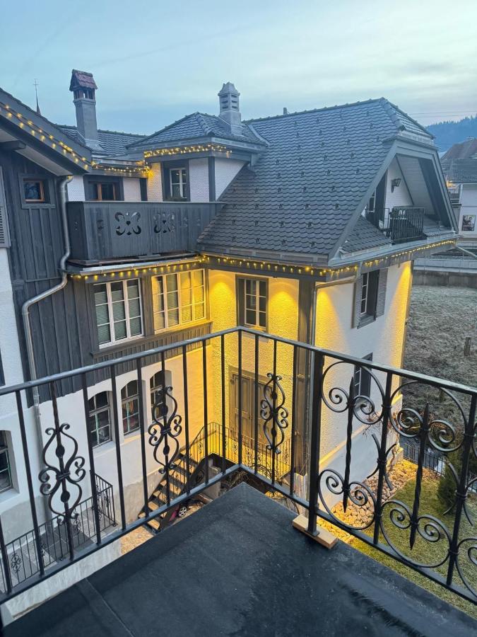 Black Cockatoo Lodge close to Bern and Thun - B&B Oberdiessbach