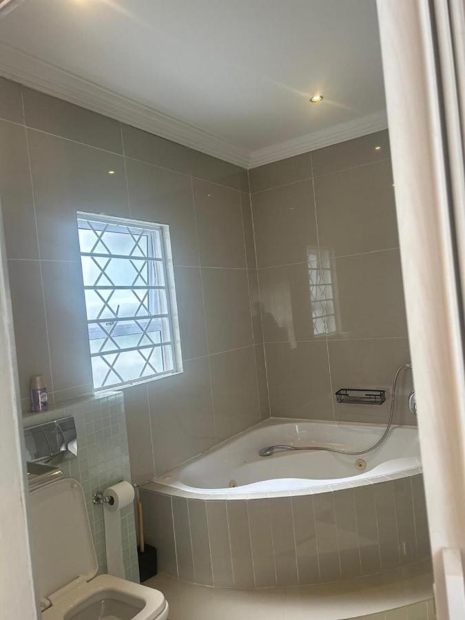 Royal Jacuzzi retreat 6minutes away from the beach - B&B Città del Capo
