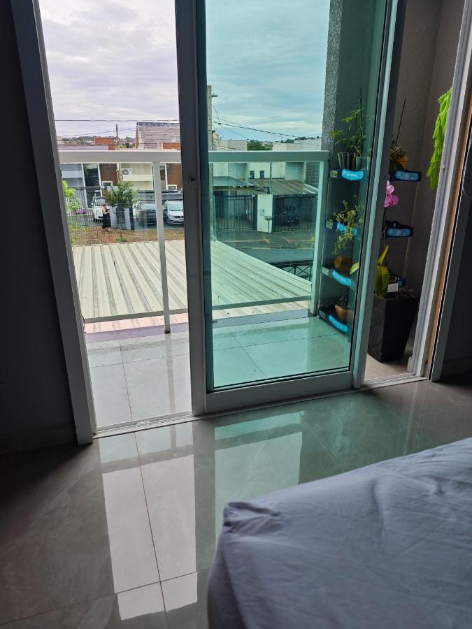Sobrado amplo bem localizado em cascavel 1 suíte mais dois quartos ate 5 pessoas - Ferienwohnung Cascavel