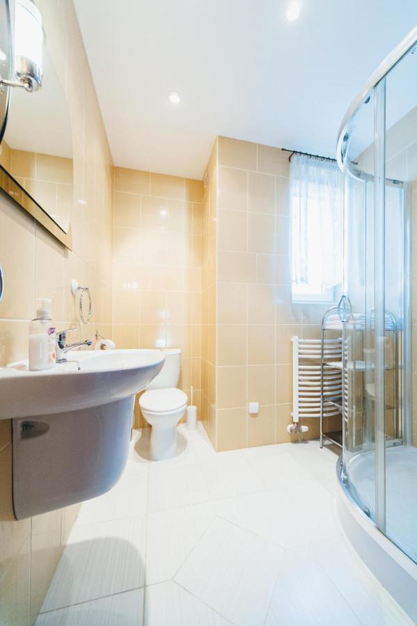 Vierbettzimmer mit Dusche