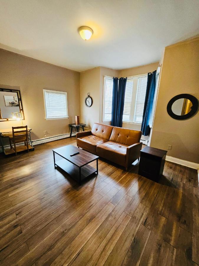 Suites on East Side near Whole Foods, Brown University, Miriam Hospital, MBTA, Downtown, - Bed and Breakfast Providence