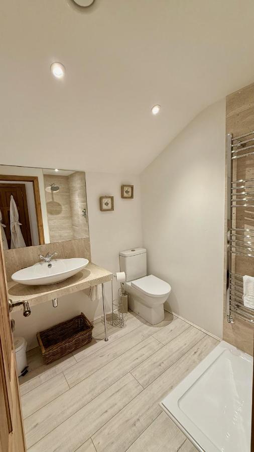 Habitación con cama grande y vistas al jardín