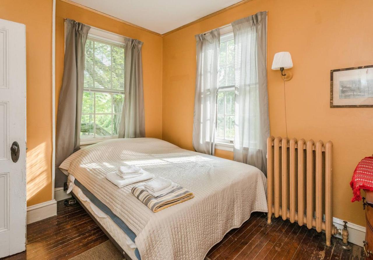 Zimmer mit Queensize-Bett und Gartenblick