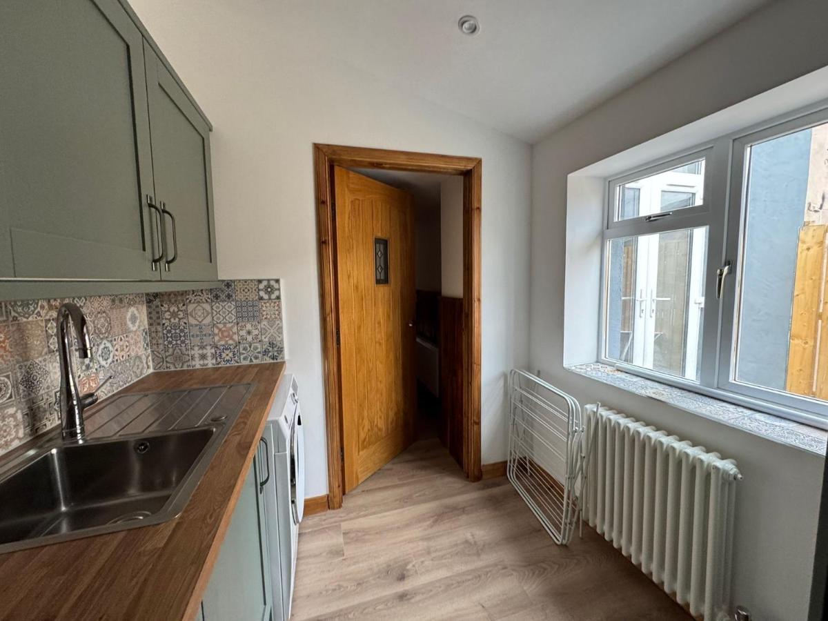 Charming 3-Bedroom House - B&B Glasgow