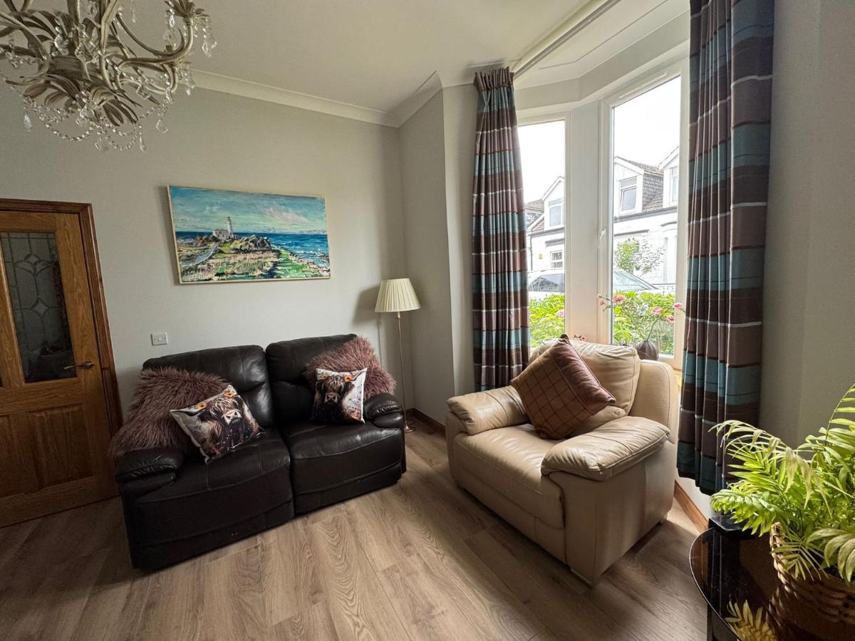 Charming 3-Bedroom House - B&B Glasgow