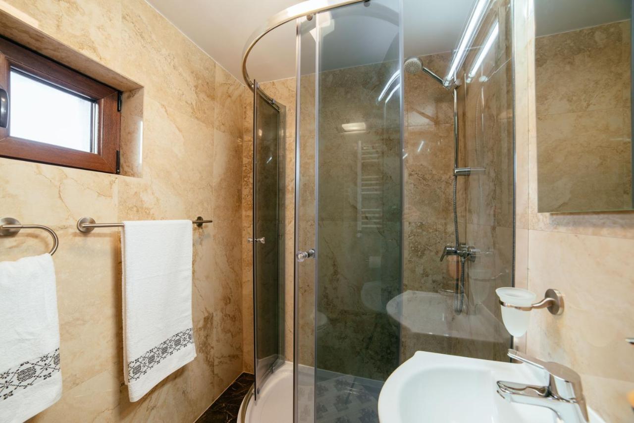 Camera Matrimoniale Superior con Bagno in Comune
