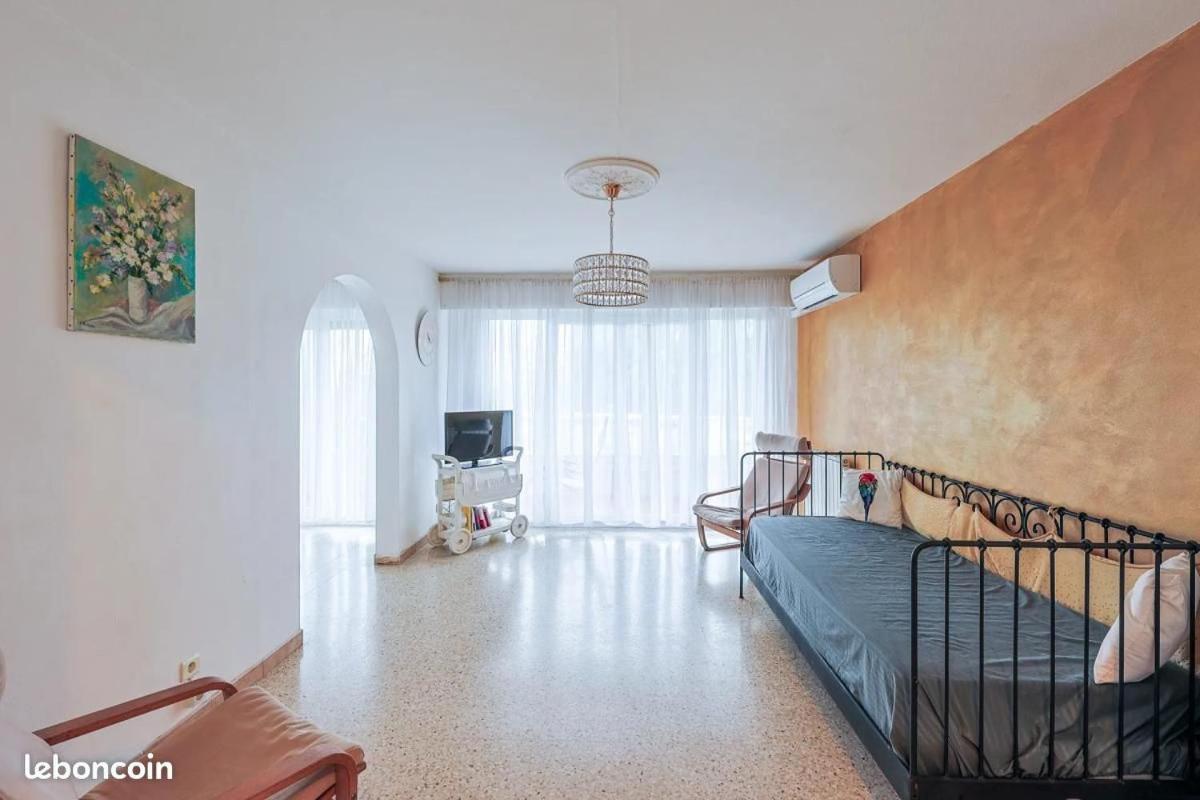 Appartement spacieux et lumineux, terrasse, parking, proche commodités - B&B Tolone