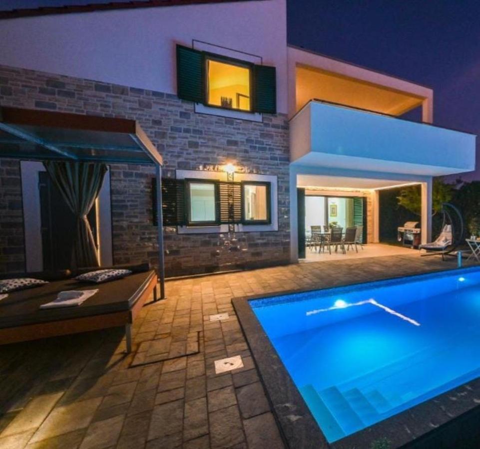 Villa Dana & Thalia - Private Pool - Chambres d’hôtes Novalja