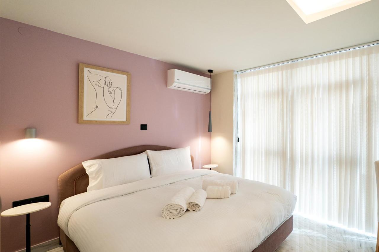 Deluxe One-Bedroom Apartment with Harbour View