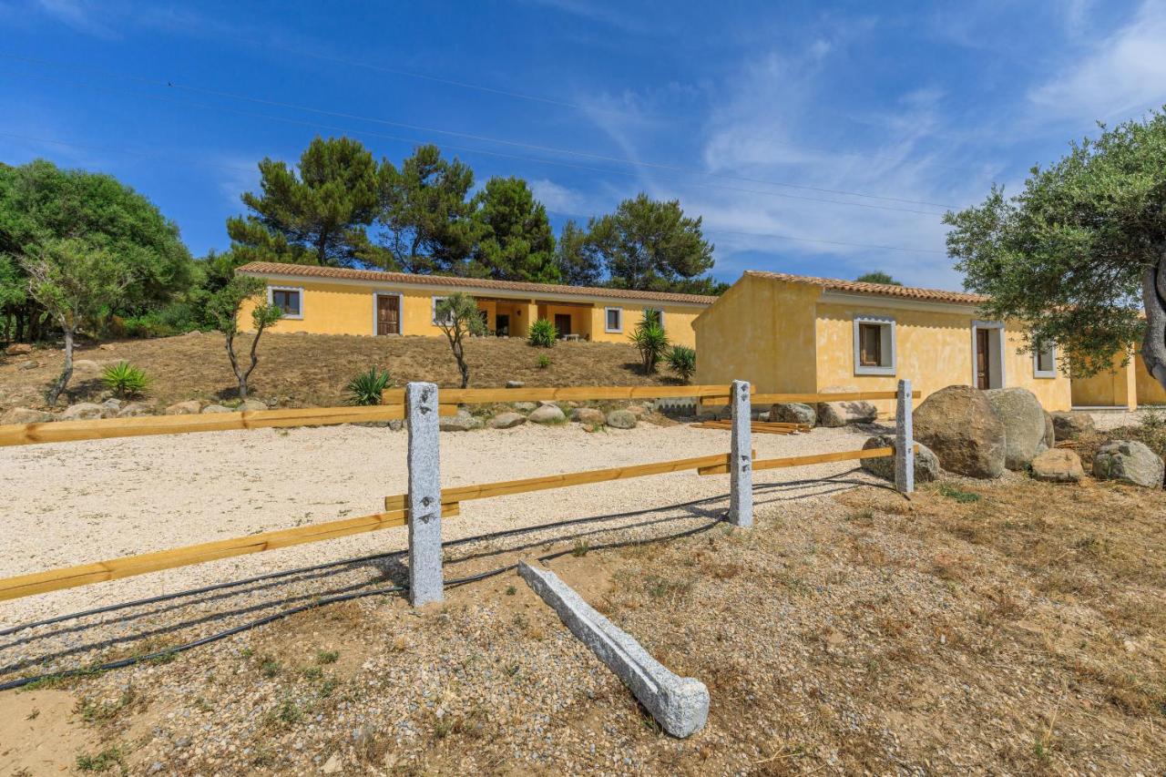 ISA - Apartments with common swimming-pool and outdoor private area in Badesi - B&B Badesi