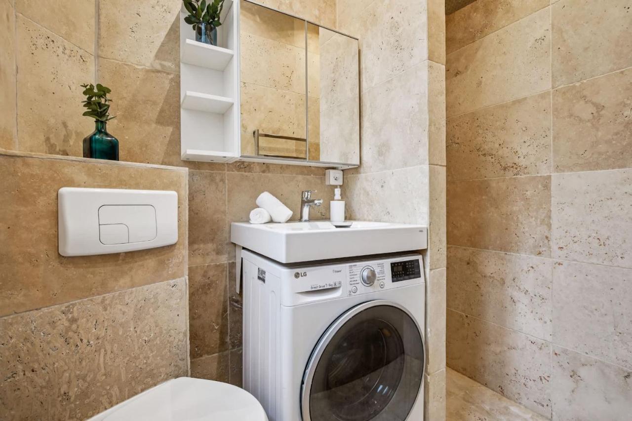 Eiffel Tower & Champs-Elysees - Paris Vacation Rentals - B&B Parigi