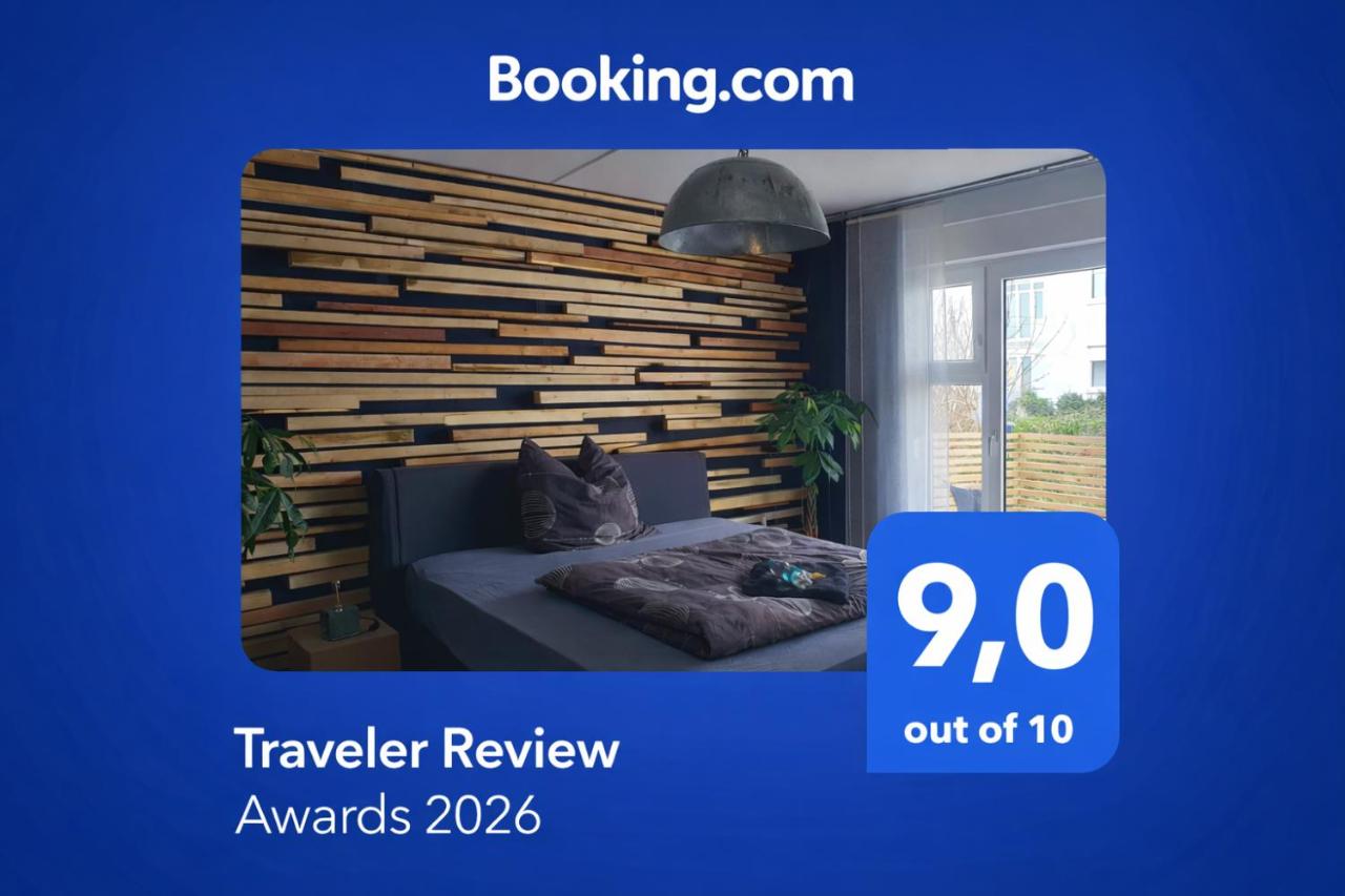 Black & Wood Design FeWo im Zentrum - Chambres d’hôtes Cottbus