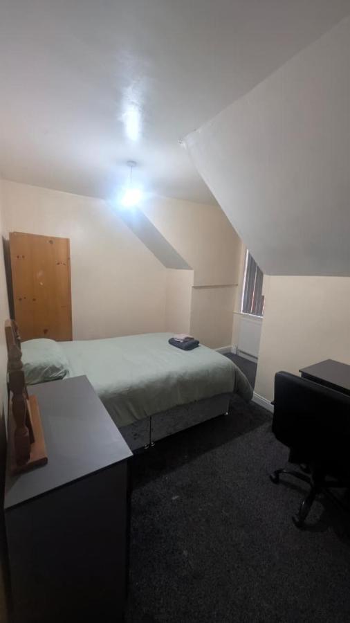 Cosy Private Room near Nottingham Train Station & City Center Free On-Street Parking