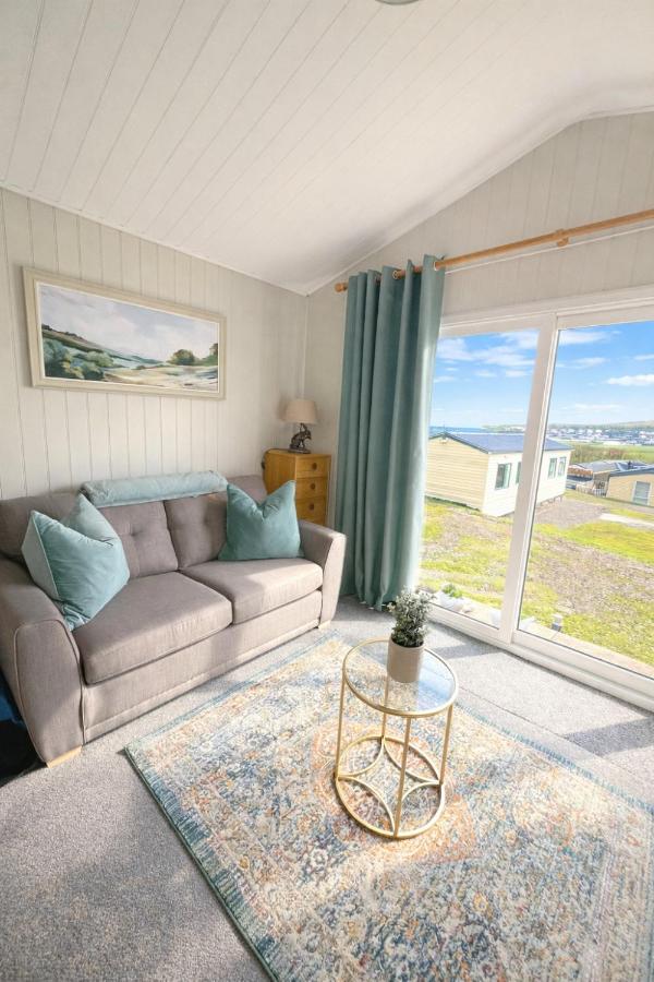 Welsh Coast Seaview 2 Bedroom Wooden Lodge at Clarach Bay - Chambres d'hôtes Aberystwyth