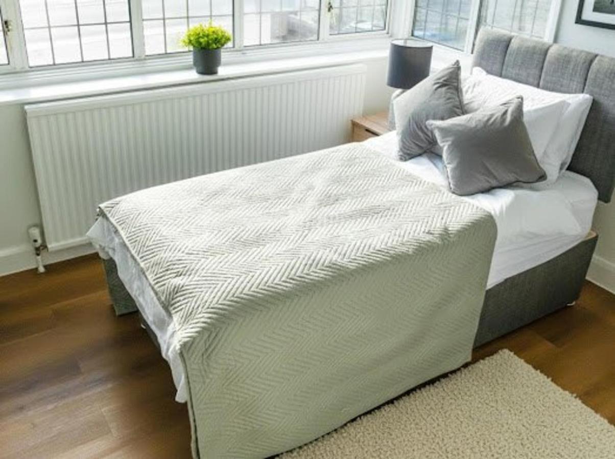 Serviced Accom Sleeps 8- Near London Free Parking - B&B Addington