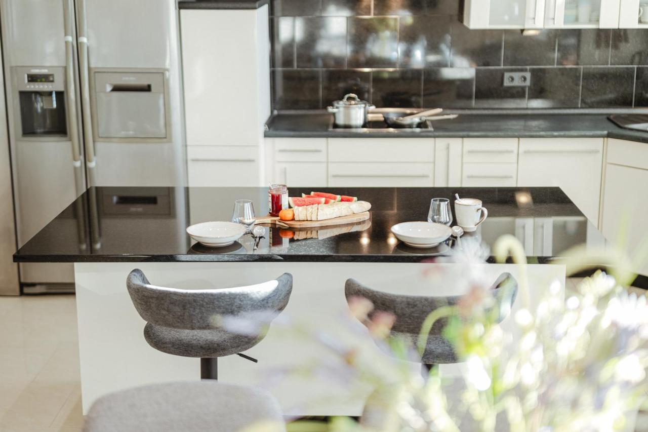 Premium FeelGood Gruppenapartment - Bis zu 8 Personen - 120 qm - 2 Bäder - Whirlpool, Sonnenterrasse & Grill - Im Herzen Kassels - B&B Kassel