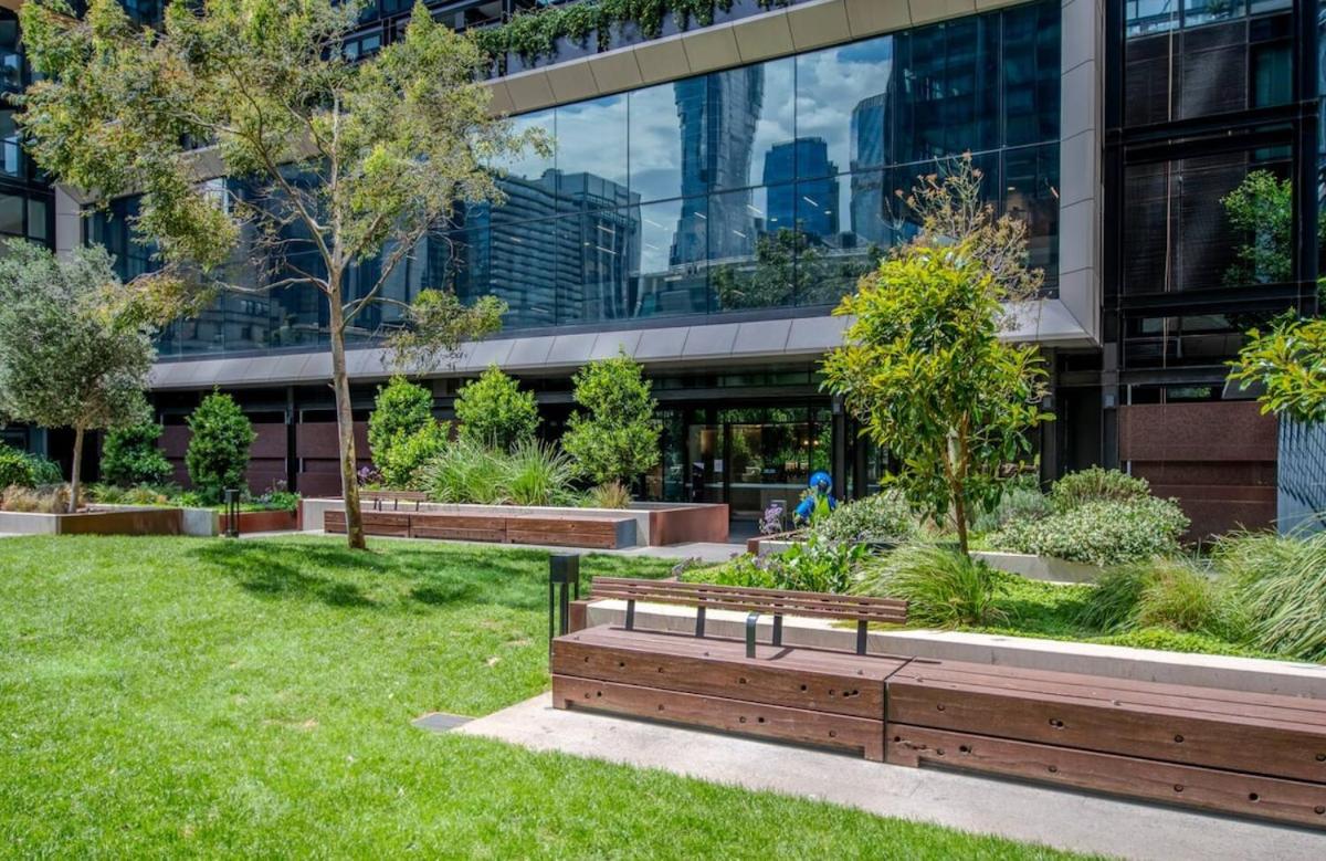 SODO Level 35 2 Bed Santuary with Balcony & Resort Amenities - Pool Jacuzzi Sauna Steam Room & Gym - B&B Melbourne