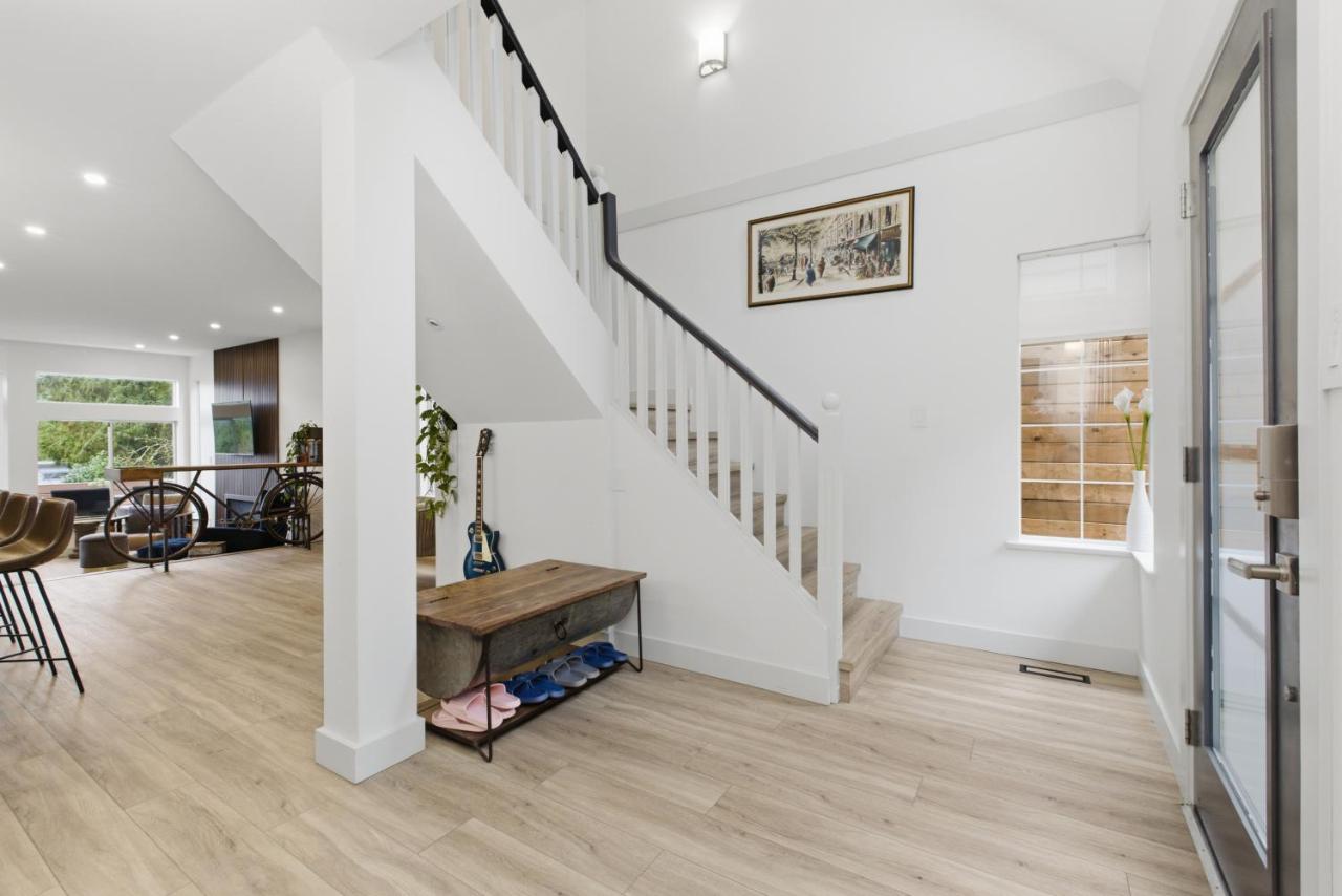 Entire home near water, shops, ferry and park in West Van - Chambres d'hôtes West Vancouver