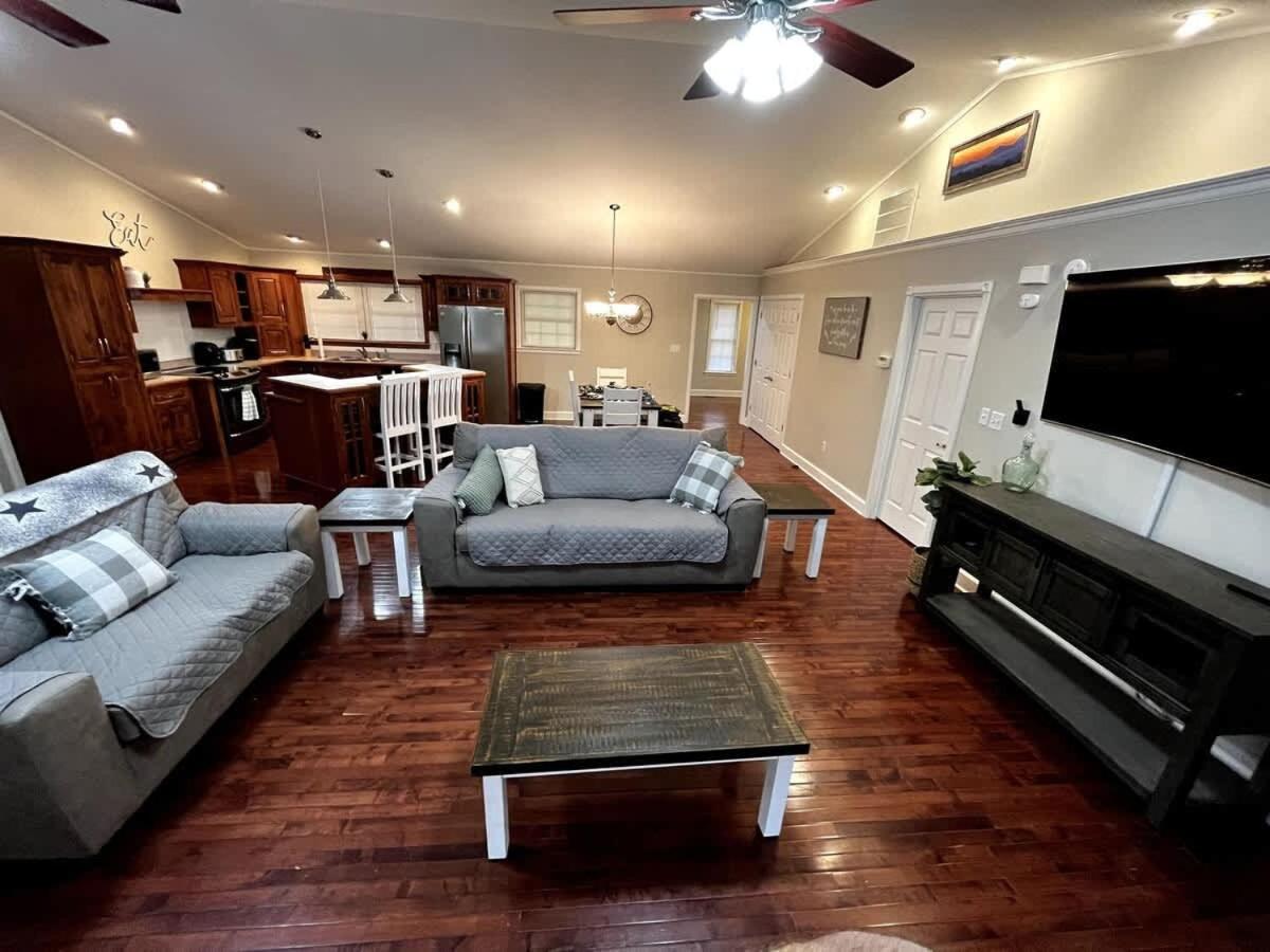 KunTree Retreat by Beyond Expectations w Hot Tub - B&B Sevierville