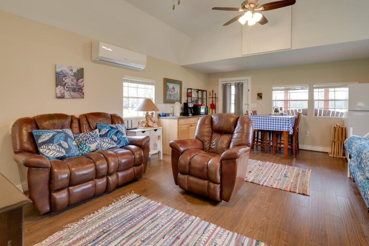 Plantersville Cabin on 50 Acres with Pond and Fire Pit - B&B Magnolia