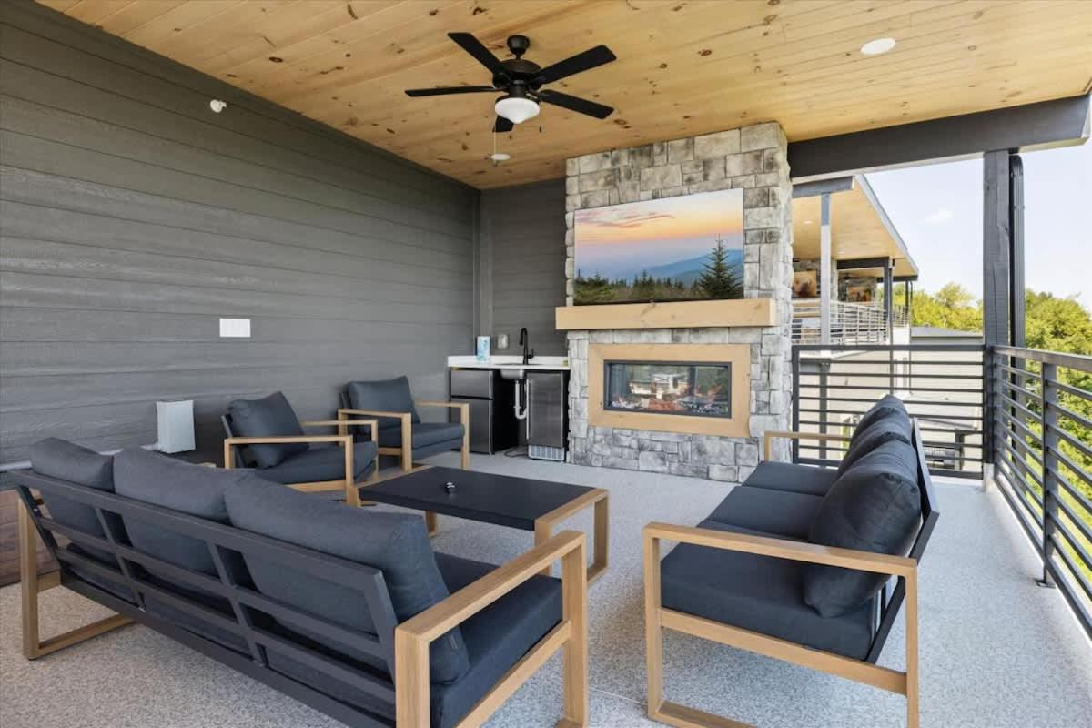 Peak Overlook by Beyond Expectations w Hot Tub - B&B Pigeon Forge