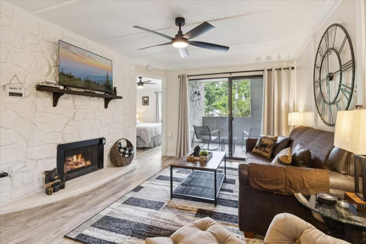 Baskins Creek II by Beyond Expectations w Balcony - B&B Gatlinburg