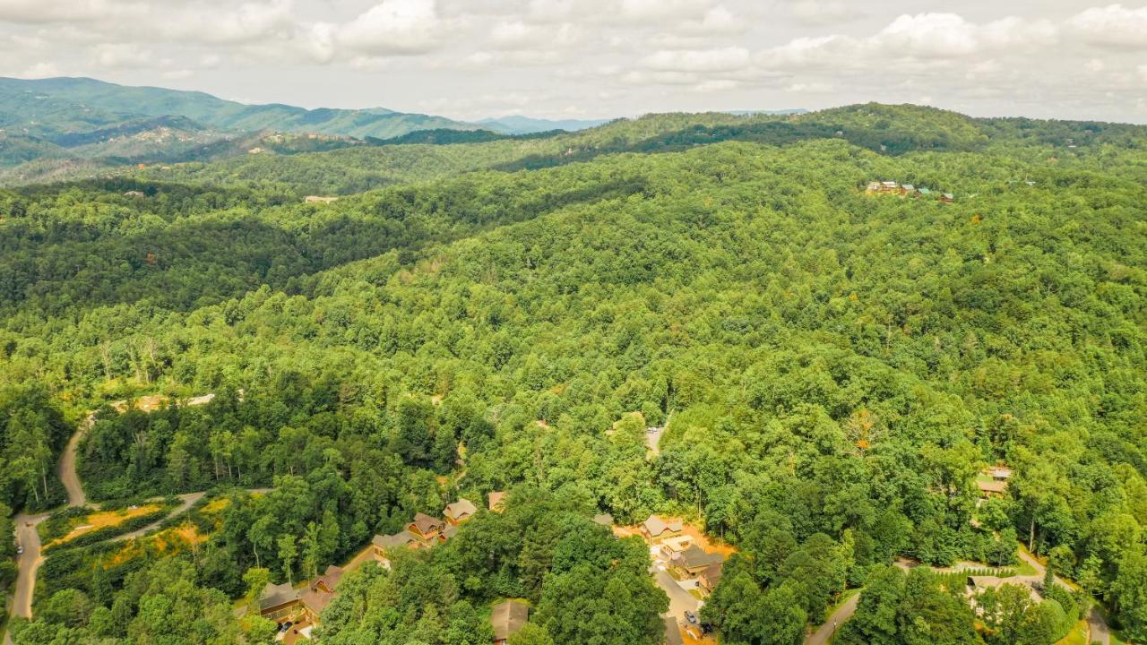 Bears Haven – Elegant 3 BR Chalet Game Area, Hot Tub, see through fire place - B&B Gatlinburg