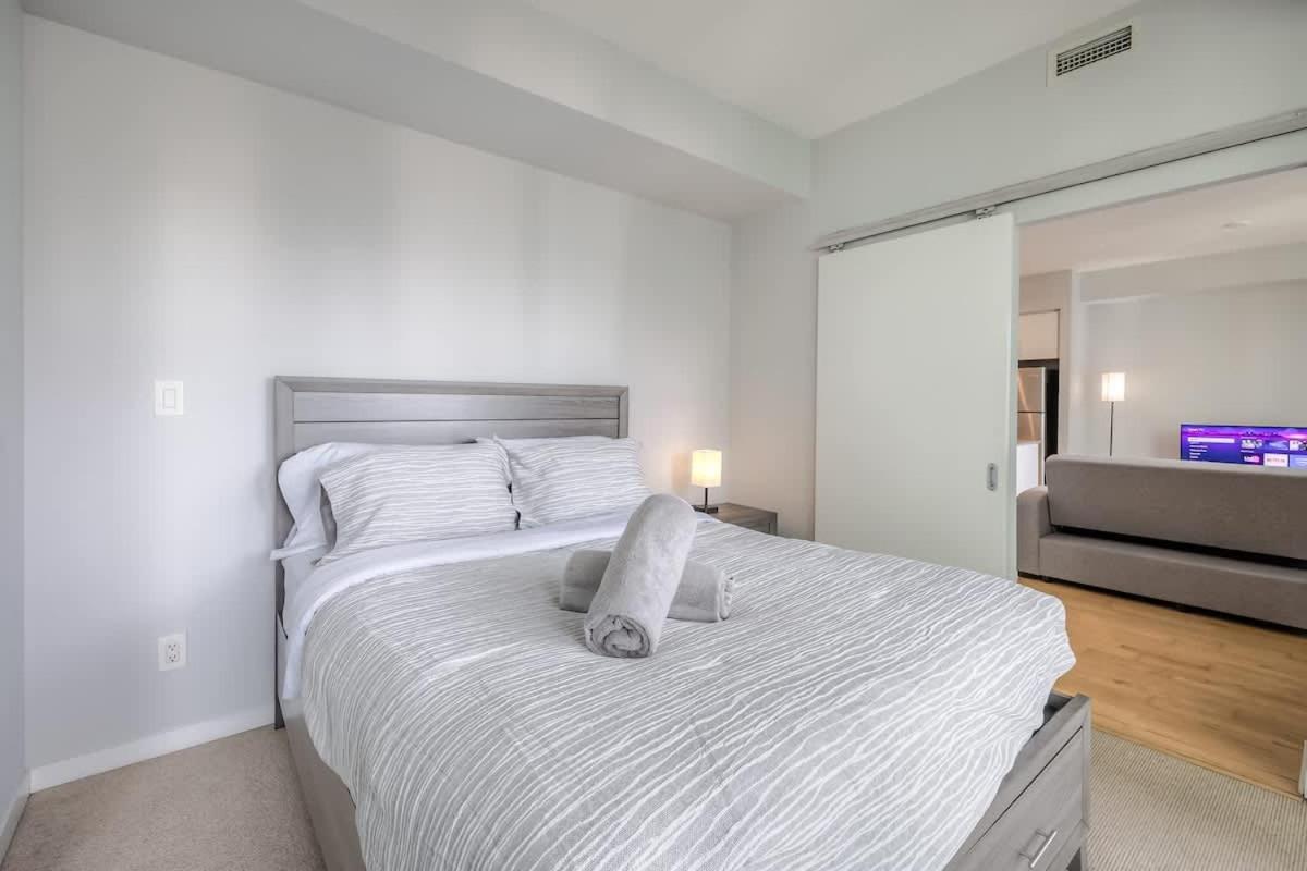 1BR plues Den City-View Condo Near Scotiabank & Union - B&B Toronto