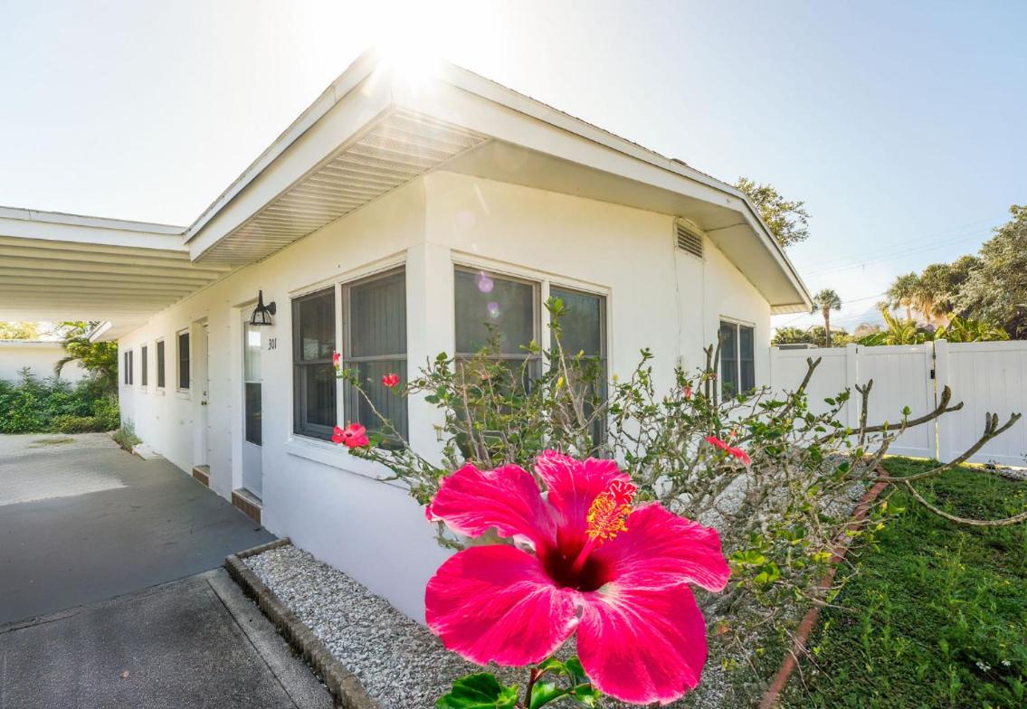 Cozy Beach Walk Home 3BR 2BA + Priv Yard + SmartTV - Ferienwohnung St. Pete Beach